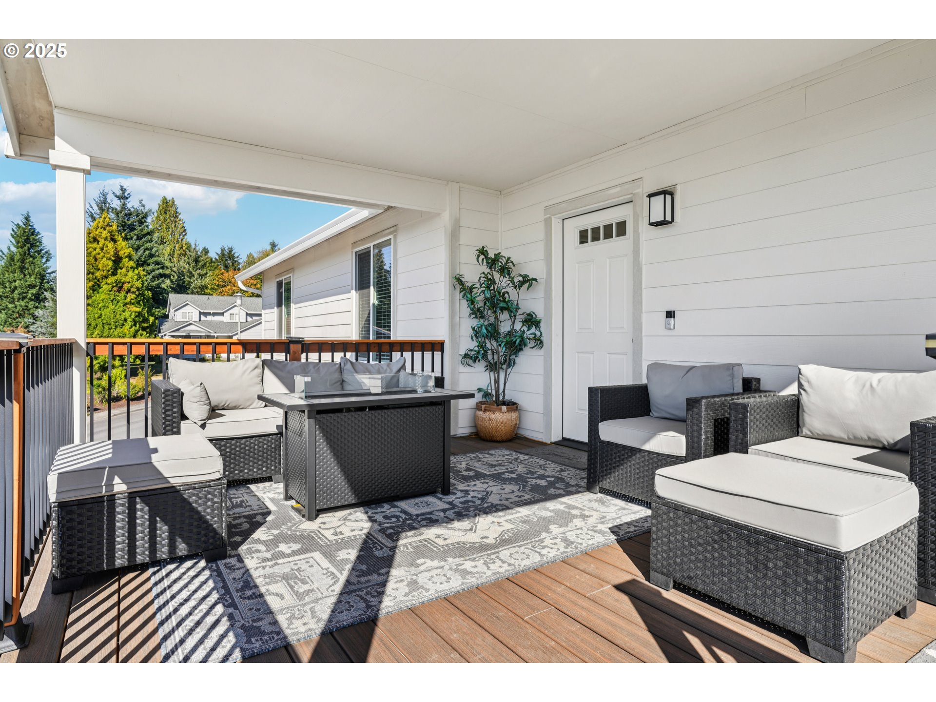 9 Curtis Lane Longview, WA 98632 - Photo 3 of 37 a living room with furniture and a table