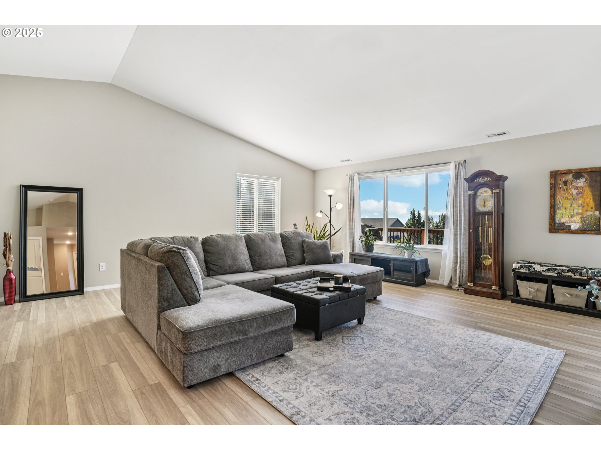 9 Curtis Lane Longview, WA 98632 - Photo 4 of 37 a living room with furniture and a couch