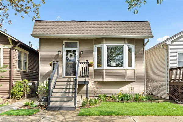 $775,000 | 1750 West Olive Avenue, Chicago, IL 60660