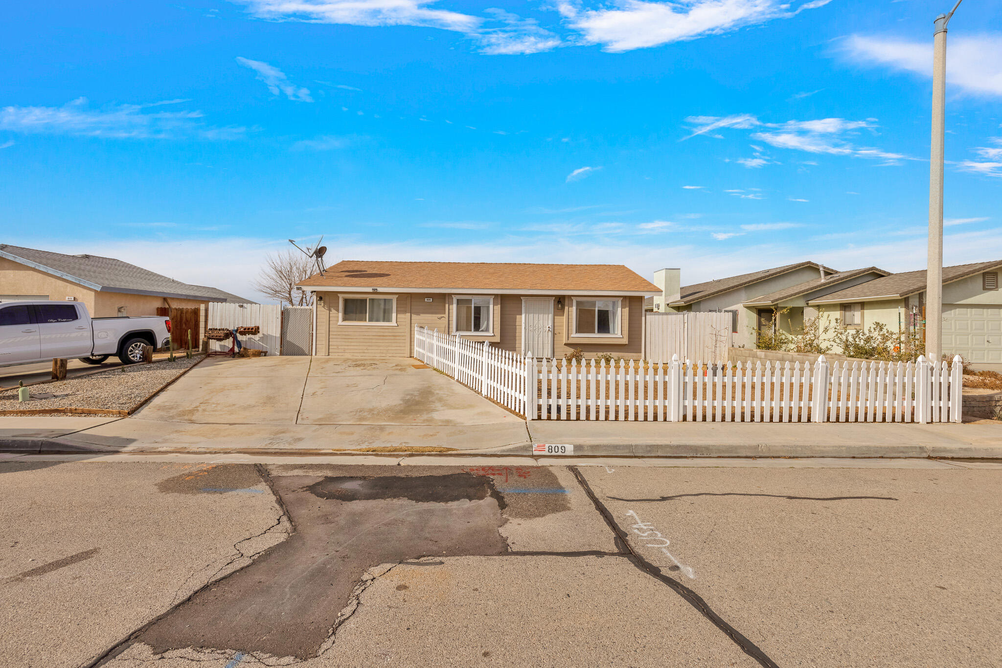 809 South Sunset Street Ridgecrest, CA 93555 - Photo 2 of 27 0V0A4455