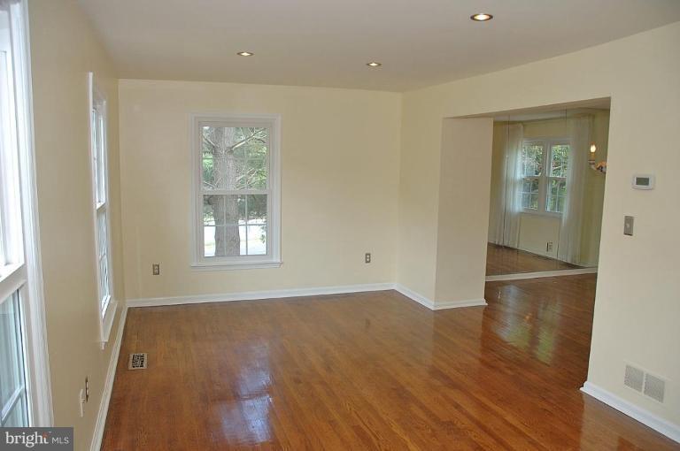 1801 Post Oak Trail Reston, VA 20191 - Photo 2 of 22 Living Room