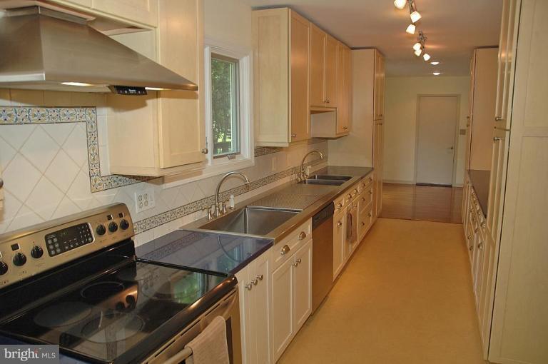 1801 Post Oak Trail Reston, VA 20191 - Photo 3 of 22 Kitchen