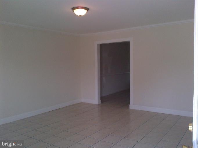 9275 Taney Road Manassas, VA 20110 - Photo 4 of 9 Living Room