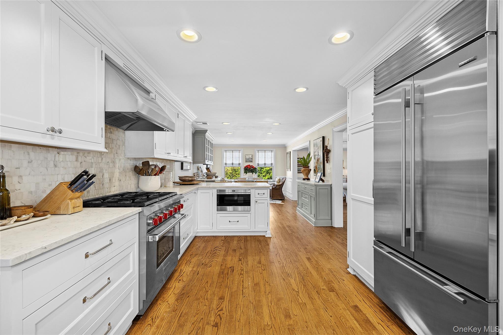 39 Barkers Point Road Sands Point, NY 11050 - Photo 13 of 37 Cook's Eat-in Kitchen