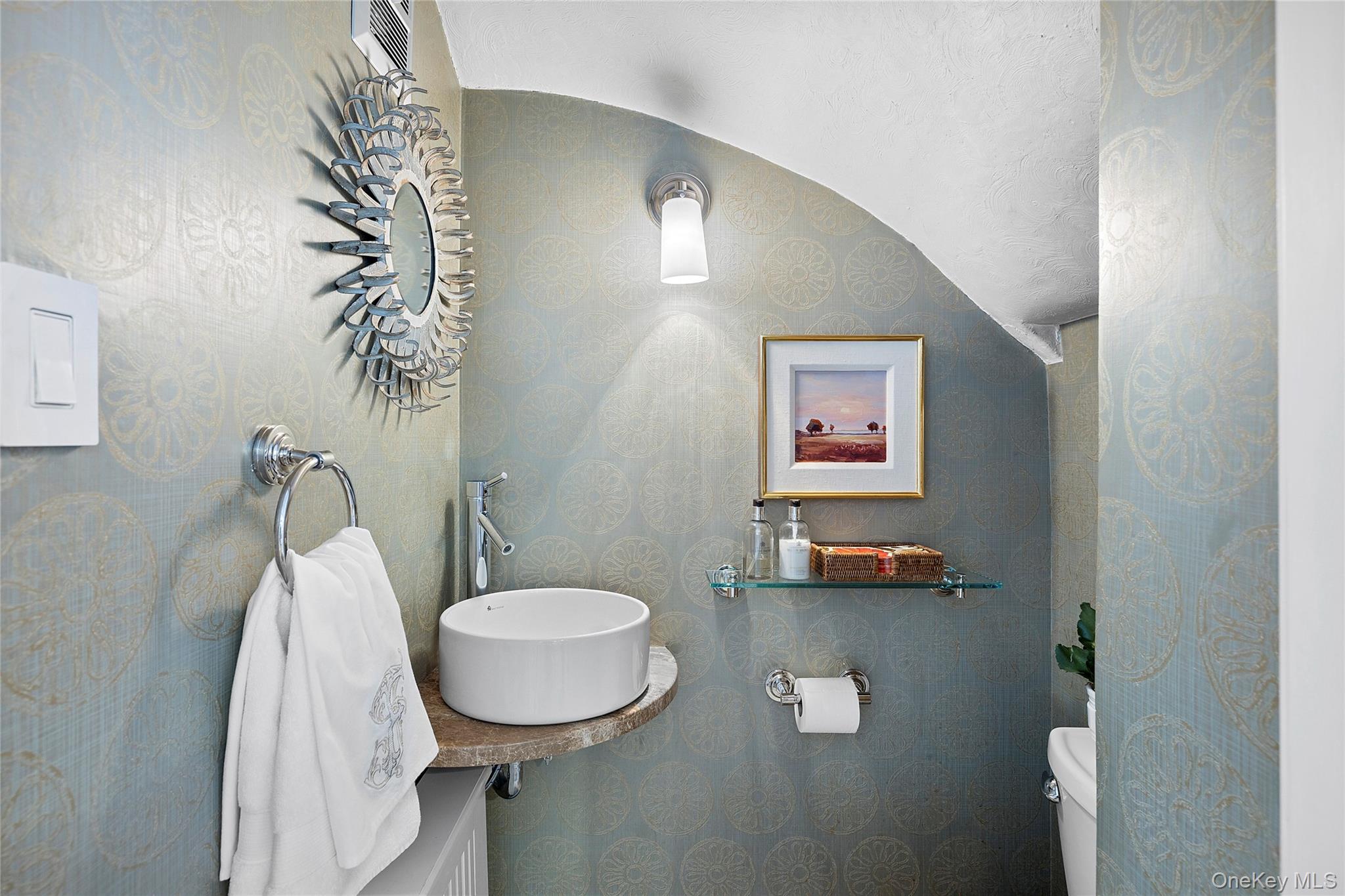 39 Barkers Point Road Sands Point, NY 11050 - Photo 15 of 35 Powder Room