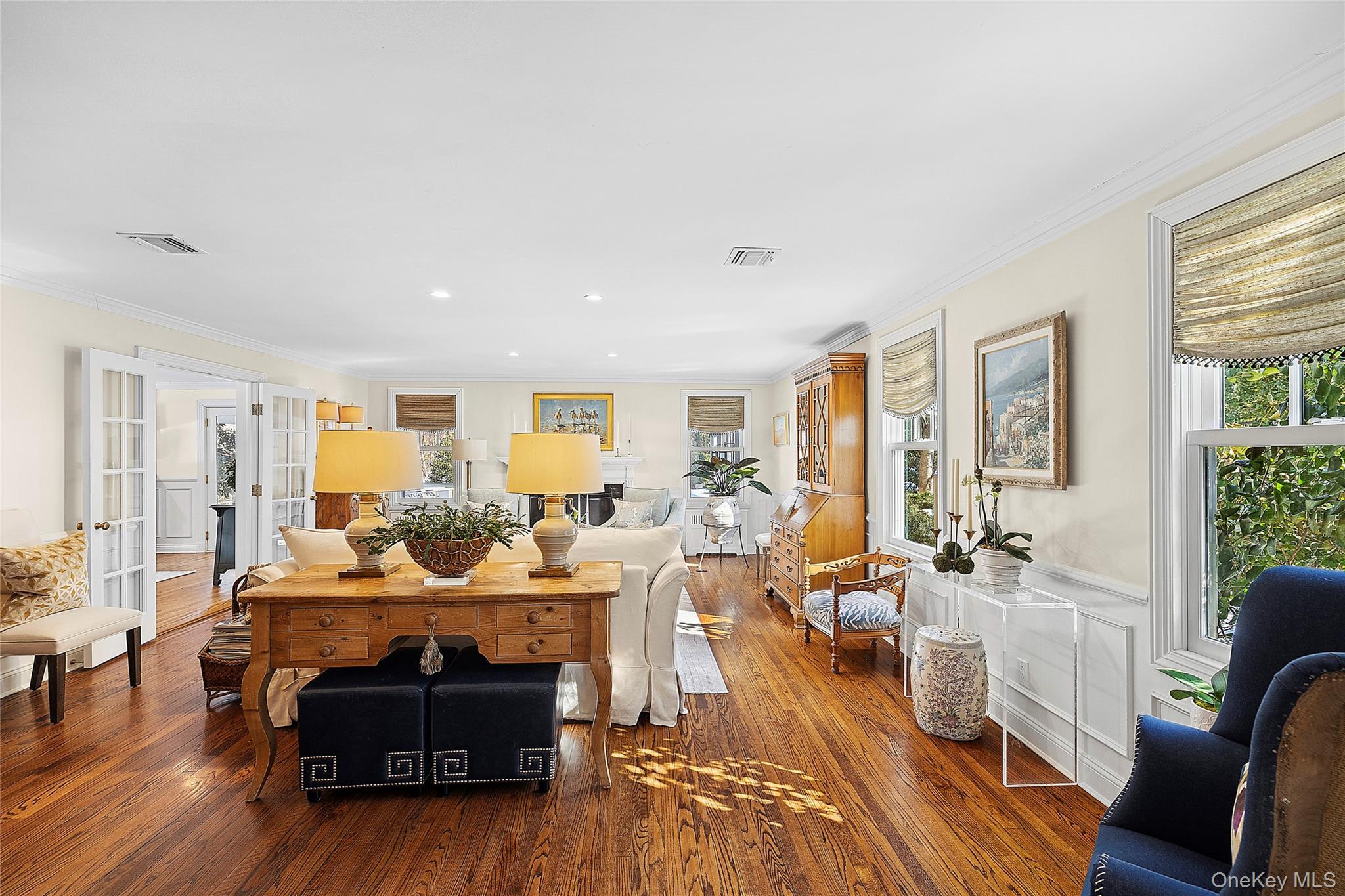39 Barkers Point Road Sands Point, NY 11050 - Photo 4 of 35 Living Room