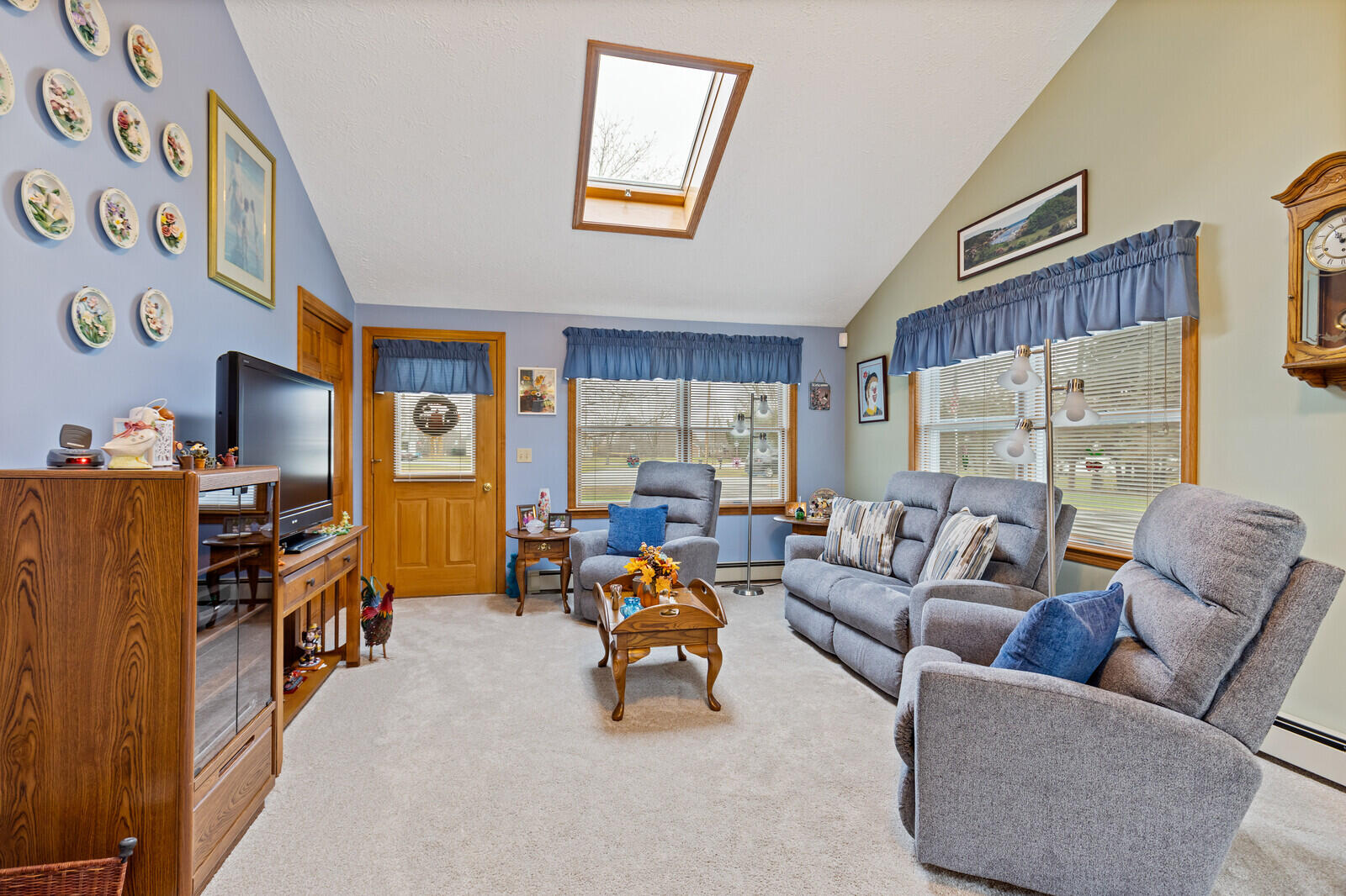 39 Field Road Sidney, ME 04330 - Photo 18 of 46 18 living room