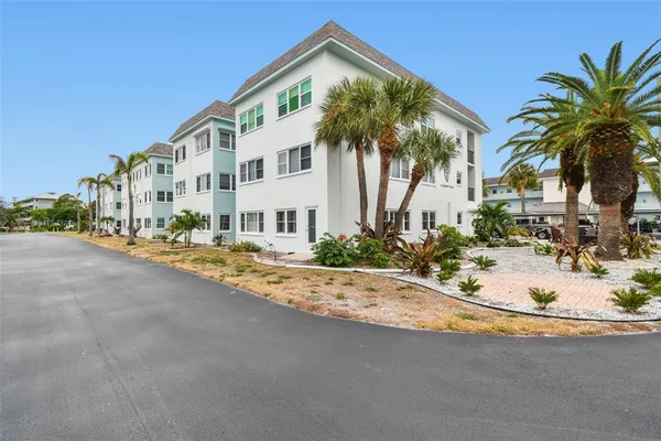 $2,300 | 8 Glencoe Place, Unit 107, Dunedin, FL 34698