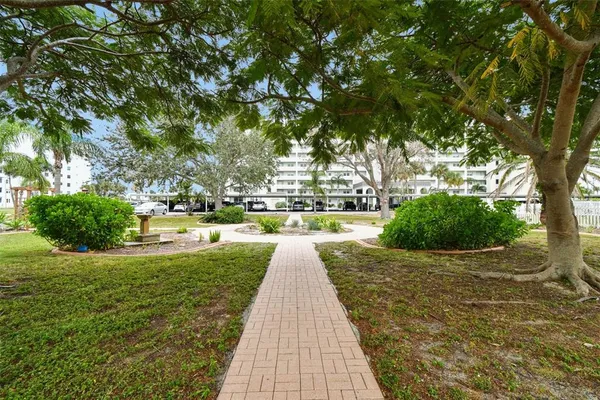 $2,300 | 8 Glencoe Place, Unit 107, Dunedin, FL 34698