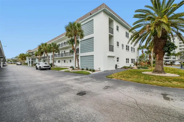 $2,300 | 8 Glencoe Place, Unit 107, Dunedin, FL 34698