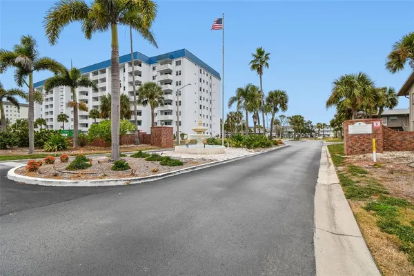 $2,300 | 8 Glencoe Place, Unit 107, Dunedin, FL 34698
