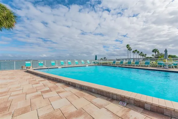 $2,300 | 8 Glencoe Place, Unit 107, Dunedin, FL 34698