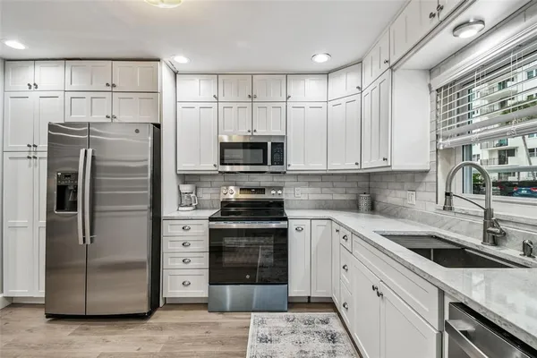 $2,300 | 8 Glencoe Place, Unit 107, Dunedin, FL 34698