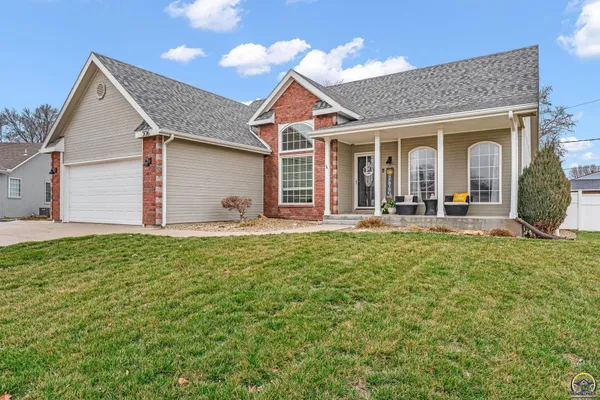 $335,000 | 506 Kennys Court, Rossville, KS 66533