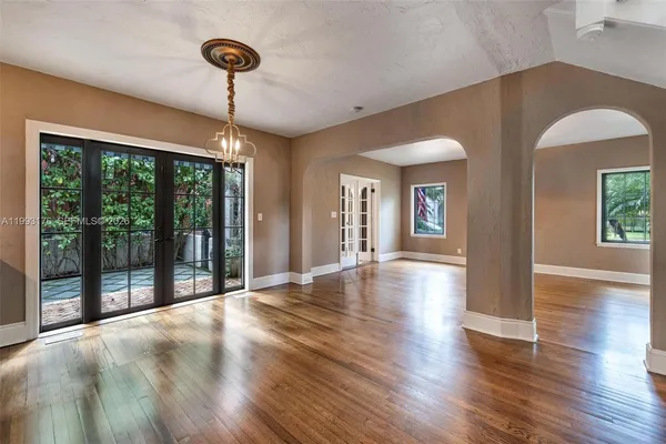 $9,000 | 447 Giralda Avenue, Coral Gables, FL 33134