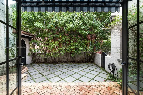 $9,000 | 447 Giralda Avenue, Coral Gables, FL 33134