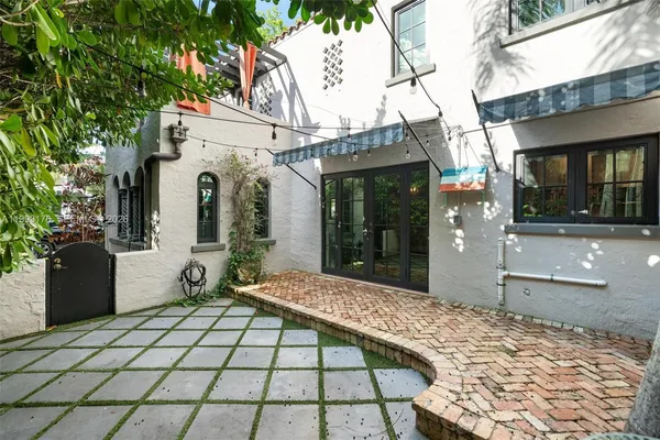 $9,000 | 447 Giralda Avenue, Coral Gables, FL 33134