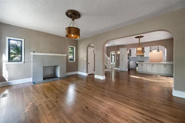 $9,000 | 447 Giralda Avenue, Coral Gables, FL 33134