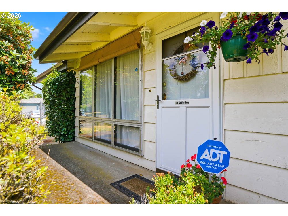 1014 Southeast 175th Place Portland, OR 97233 - Photo 4 of 31