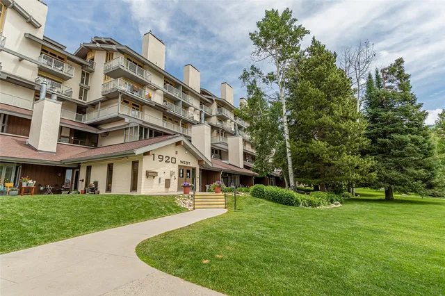 a view of city view and mountain view