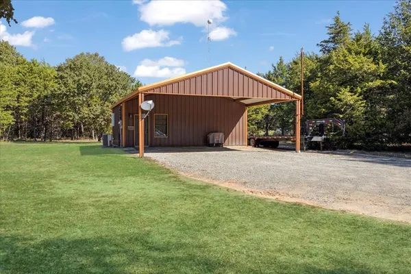 a view of a house with backyard and garden