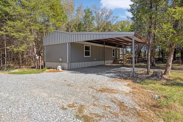 a view of a house with backyard