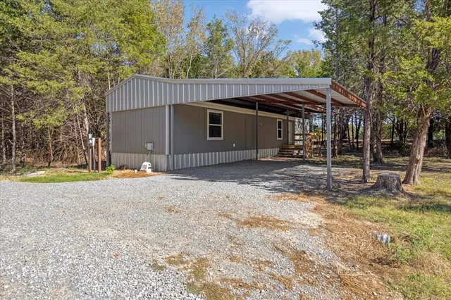 a view of a house with backyard