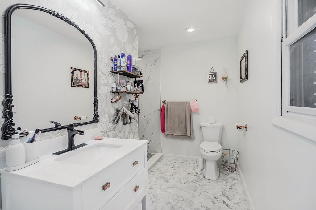 209 Lankford Road Cookeville, TN 38506 - Photo 17 of 38 a bathroom with a sink toilet and a mirror