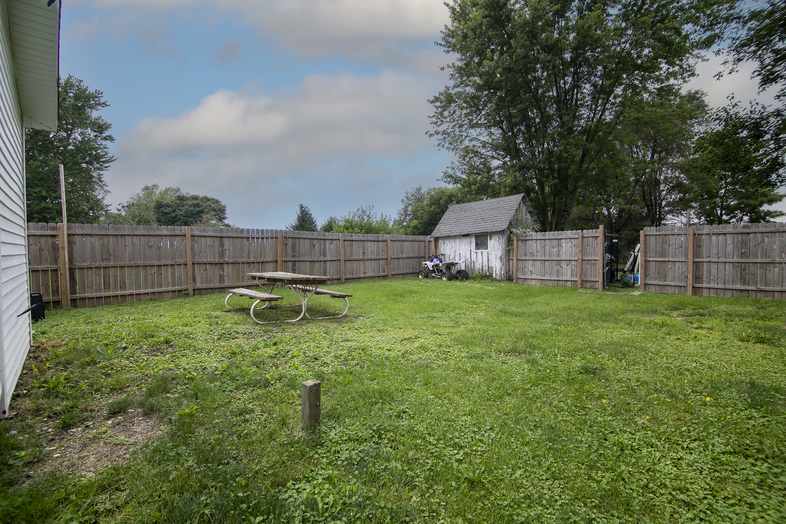 1506 East 2710 North Road Clifton, IL 60927 - Photo 14 of 21 a backyard of a house with lots of green space