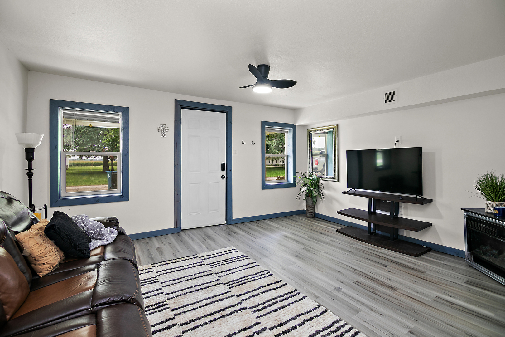 1506 East 2710 North Road Clifton, IL 60927 - Photo 3 of 21 a living room with furniture and a flat screen tv