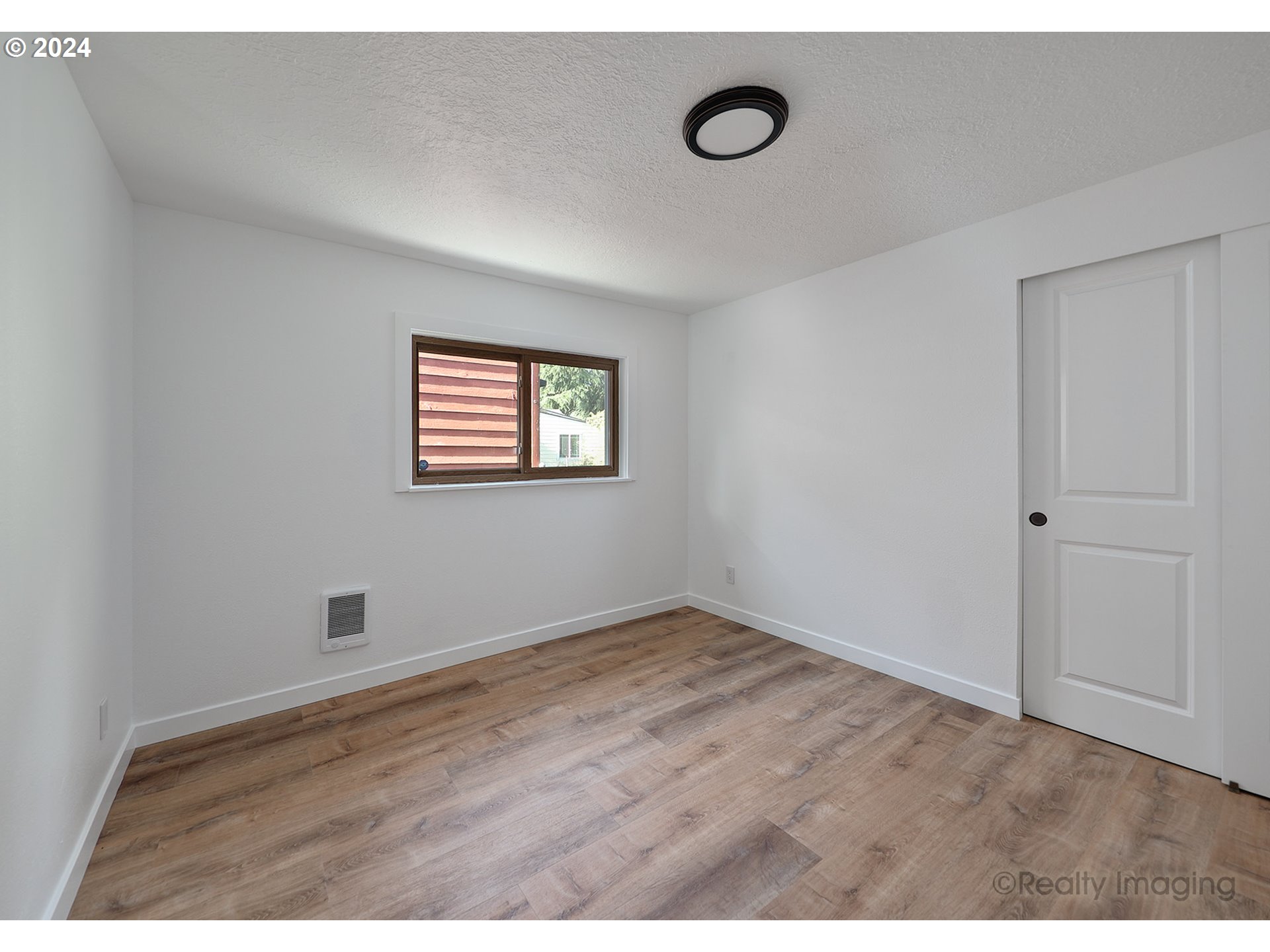10325 Southeast Reedway Street Portland, OR 97266 - Photo 10 of 12 Gallery Image 10