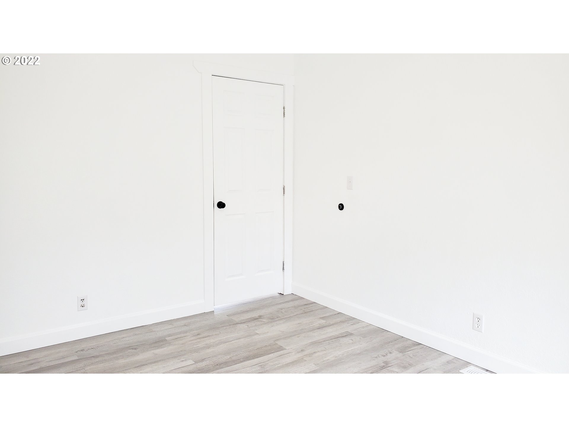 156 Oak Street Riddle, OR 97469 - Photo 18 of 23 a black and white photo of a small space