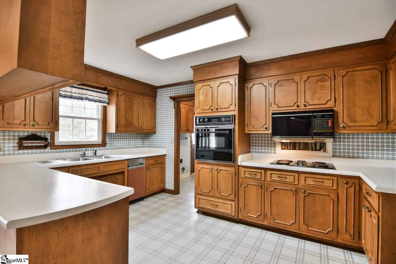 207 Middle Brook Road Greer, SC 29650 - Photo 7 of 36 Gallery Image 7