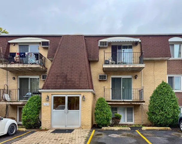 $119,900 | 6305 Joliet Road, Unit 11, Countryside, IL 60525
