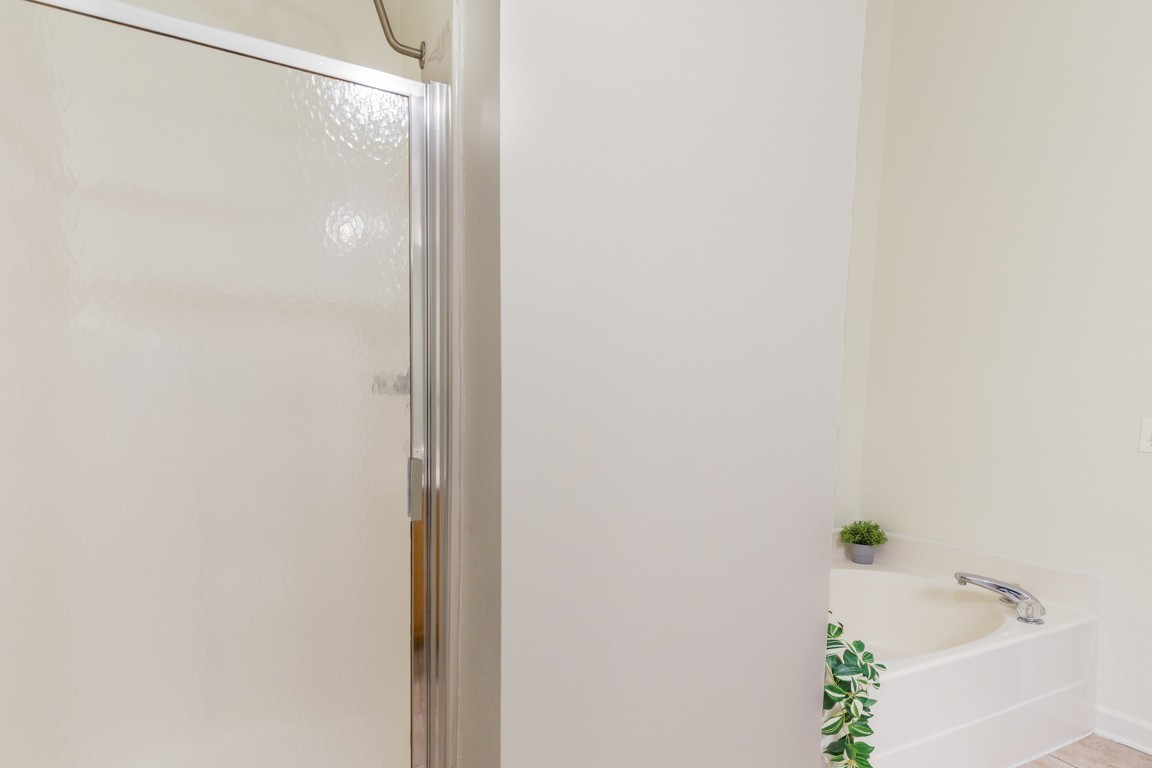 1948 Portway Road Spring Hill, TN 37174 - Photo 25 of 29 a bathroom with a bathtub