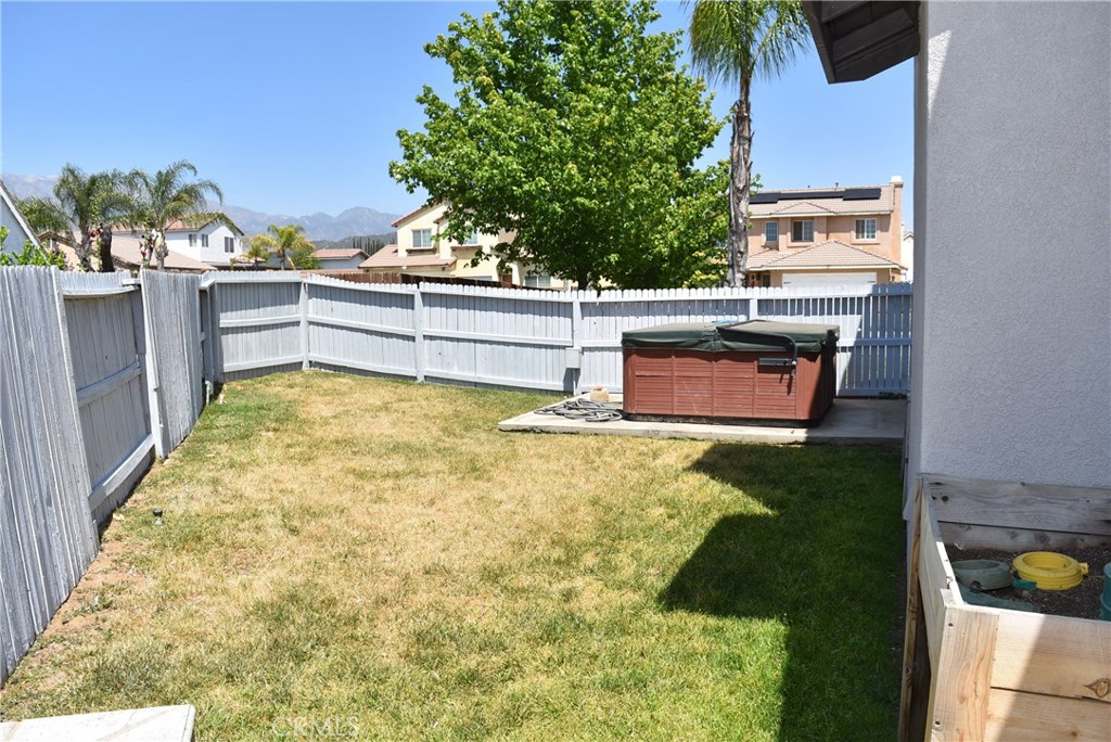 1665 Ravenswood Road Beaumont, CA 92223 - Photo 40 of 41 a swimming pool with yard