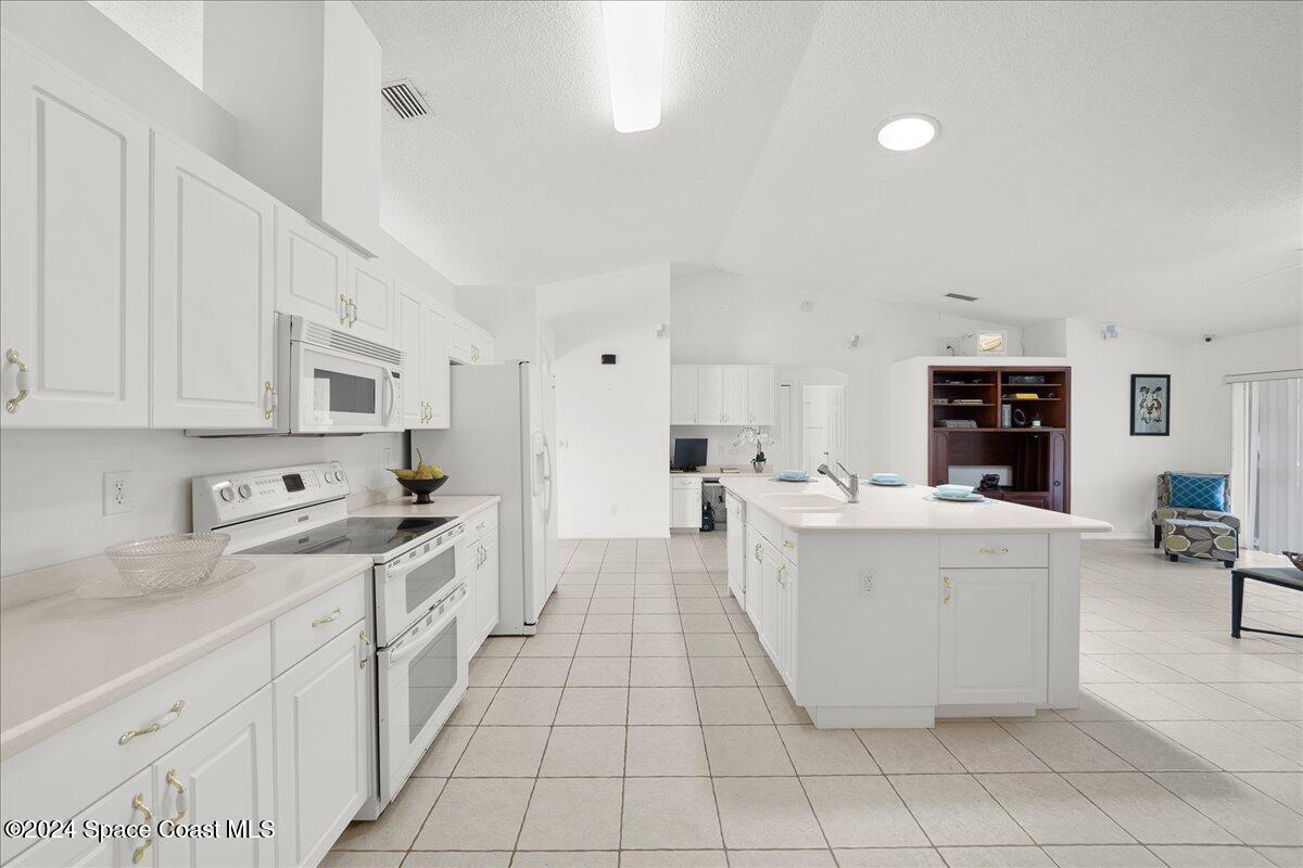 488 Abello Road Southeast Palm Bay, FL 32909 - Photo 13 of 35 Kitchen