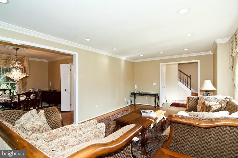10908 Old Coach Road Potomac, MD 20854 - Photo 11 of 18 Living Room