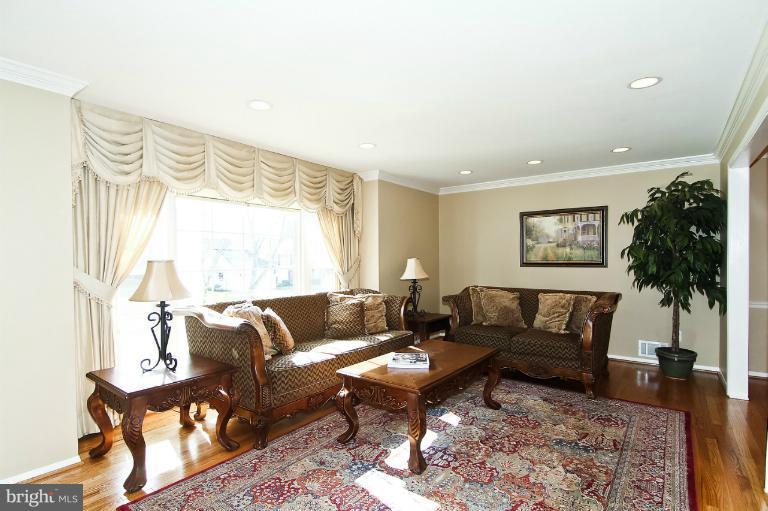 10908 Old Coach Road Potomac, MD 20854 - Photo 14 of 18 Living Room