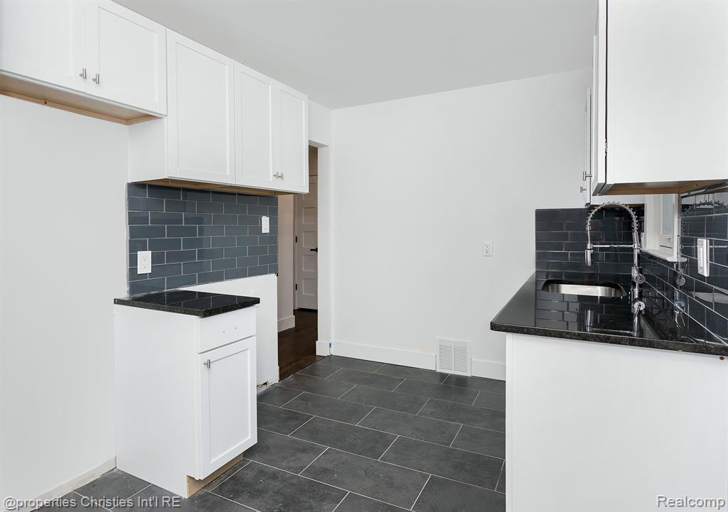 3802 Durham Road Royal Oak, MI 48073 - Photo 9 of 30