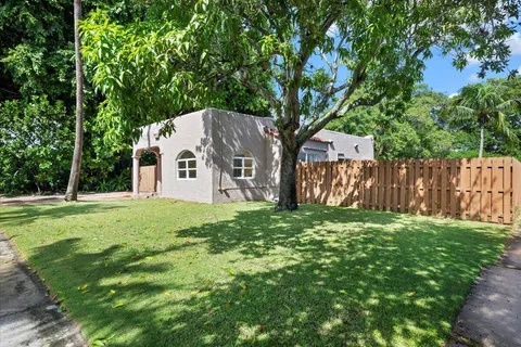a view of a back yard