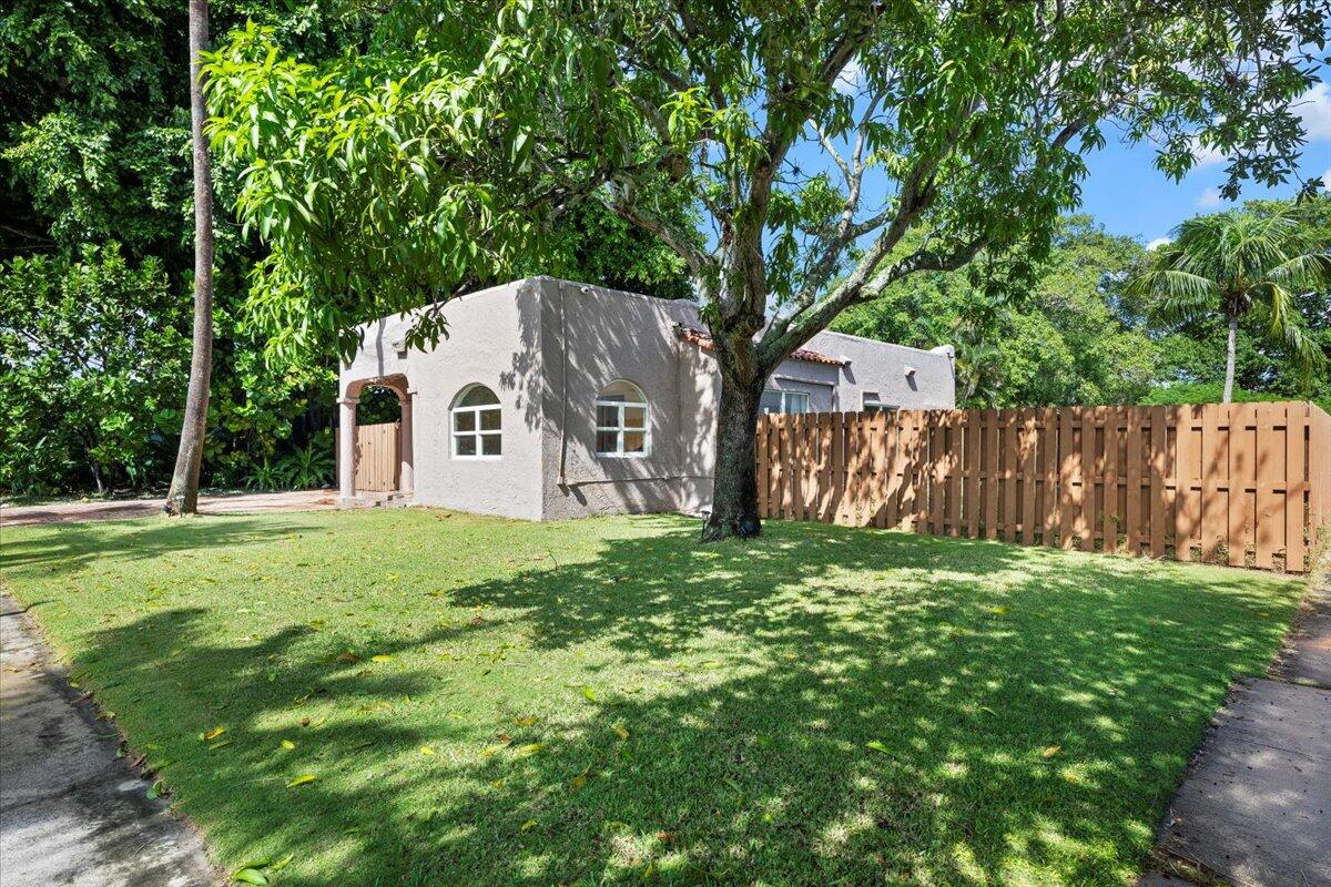 511 Upland Road West Palm Beach, FL 33401 - Photo 1 of 23 03-LUX_7021