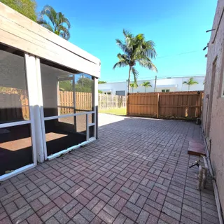 a view of a backyard