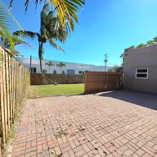 a view of a backyard