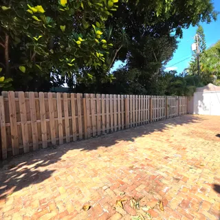 a view of a backyard