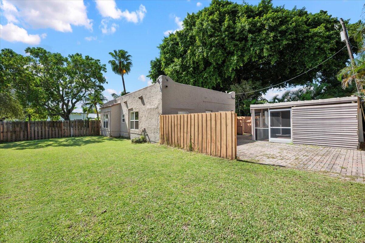 511 Upland Road West Palm Beach, FL 33401 - Photo 10 of 23 22-LUX_7036