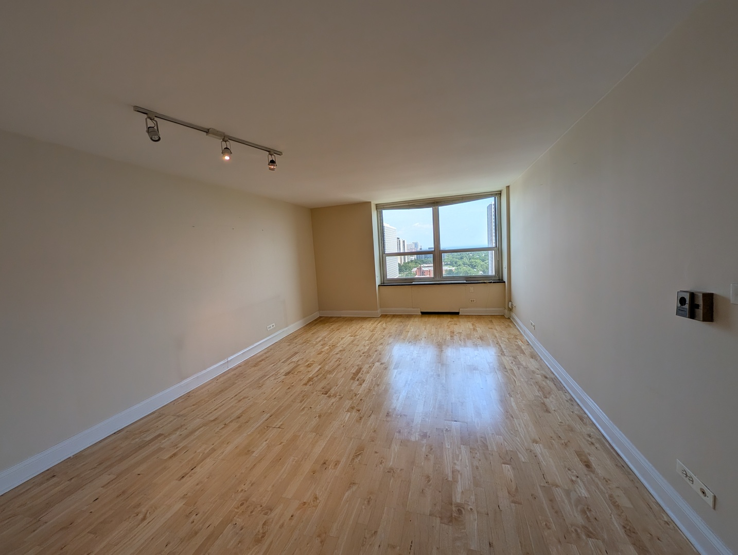 720 West Gordon Terrace, Unit 19F Chicago, IL 60613 - Photo 5 of 22