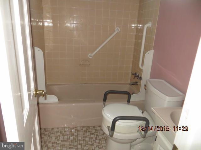 1010 Haverhill Road Baltimore, MD 21229 - Photo 10 of 16 Bathroom