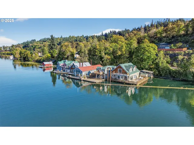 $230,000 | 901 South McLoughlin Boulevard, Unit A, Oregon City, OR 97045