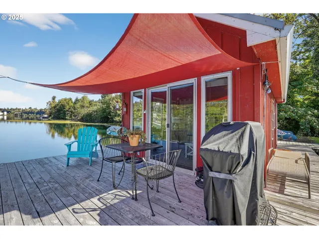 a picture of city view with lake view